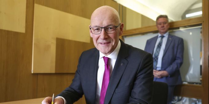 Der neue Vorsitzende der Scottish National Party (SNP), John Swinney, unterzeichnet am Dienstag, den 7. Mai 2024, im schottischen Parlament in Edinburgh sein Nominierungsschreiben für das Amt des Ersten Ministers. John Swinney