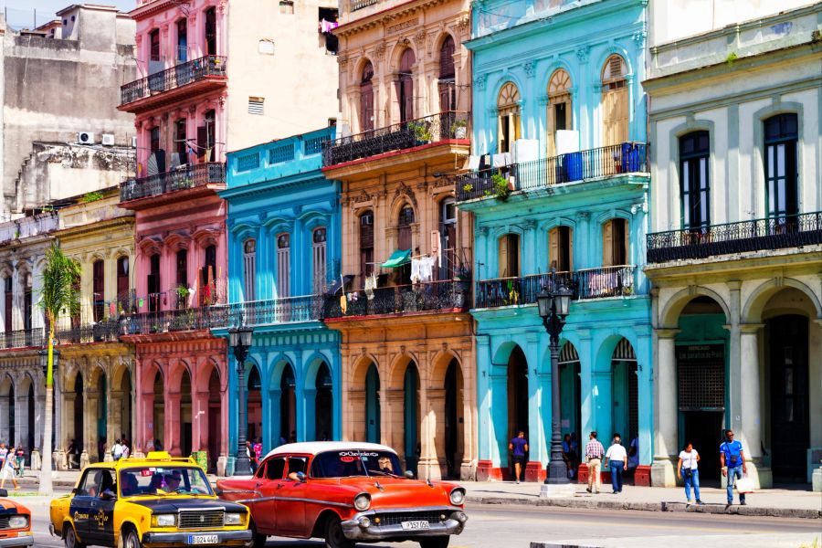Bunte Häuser, Oldtimer und Lebensfreude: Das ist Havanna.