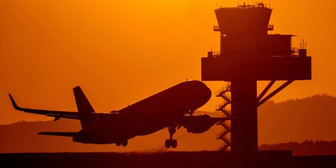 Ein Flugzeug musste wegen einer Bombendrohung am Flughafen Frankfurt notlanden. (Symbolbild) Frankfurt