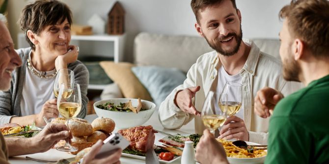 Familie und Freunde beim Essen