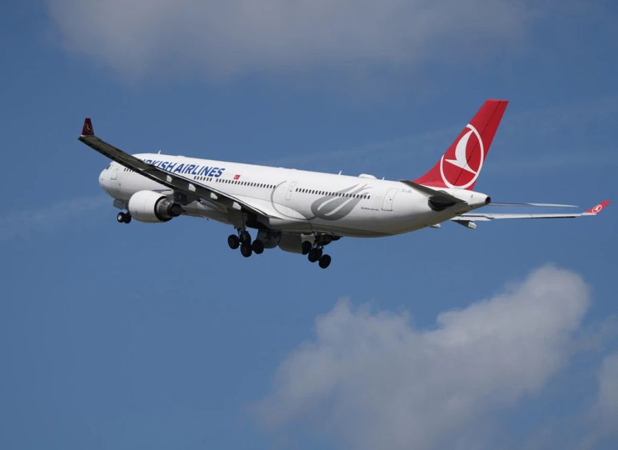 Ein Flugzeug der Turkish Airlines in der Luft. Am Donnerstag geriet eine Maschine der Airline auf dem Flug von Istanbul nach Taipeh in starke Turbulenzen. (Symbolbild)