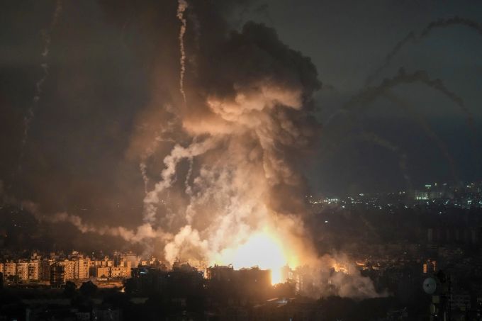 Beirut nach dem israelischen Luftangriff am Montag, dem 7. Oktober 2024, auf. (AP Photo/Bilal Hussein) beirut