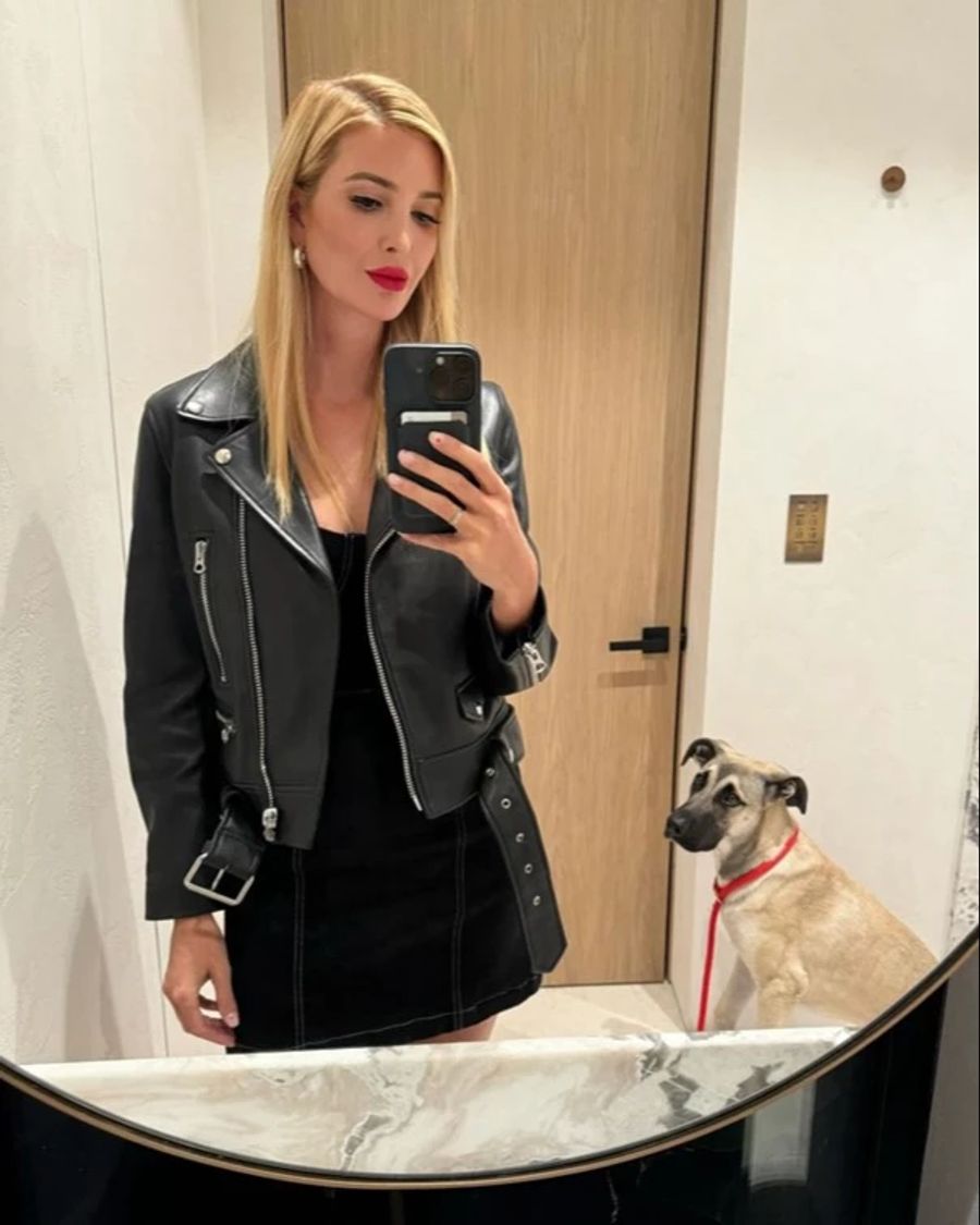 Ivanka Trump mit knallroten Lippen und Rocker-Kleidung.