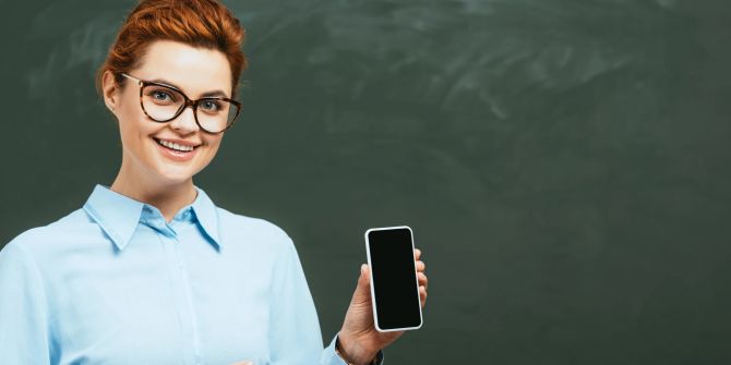 Lehrerin mit Smartphone