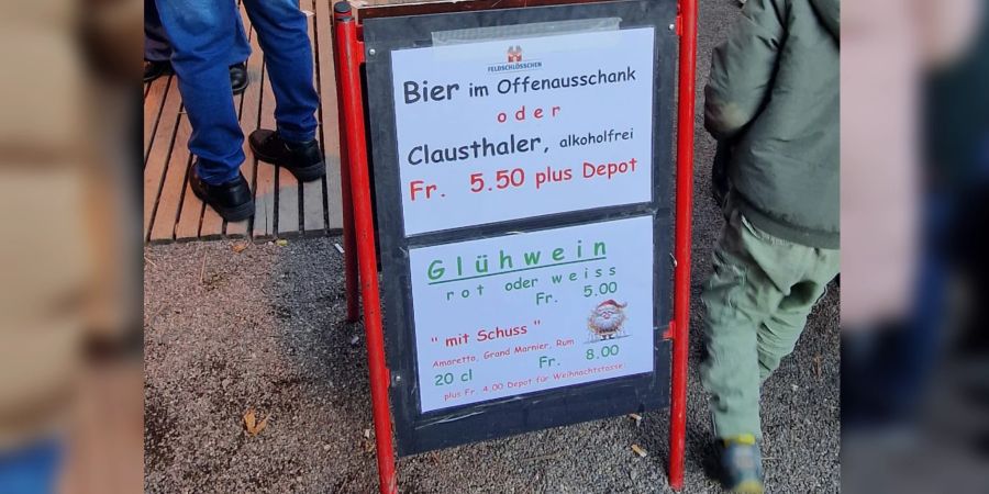 Ein Stand am Basler Weihnachtsmarkt «Märchenwald» verkauft den Glühwein billiger als alkoholfreies Bier.