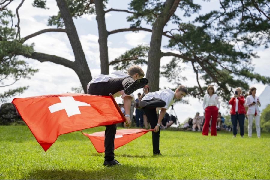 Zwei junge Fahnenschwinger auf dem Rütli, der Schweizer Nationalwiese.