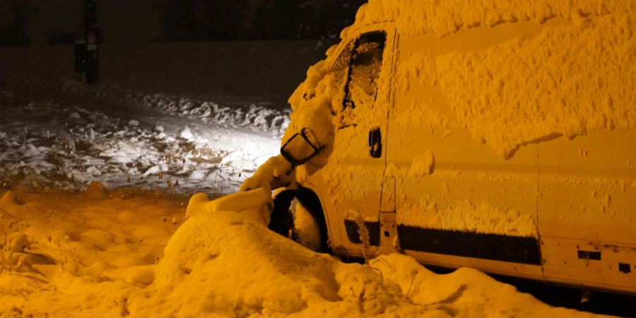 Viele verunfallte Autos wurden stehengelassen.