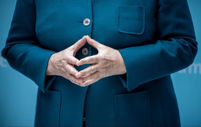 Merkel wird oft mit ihrem berühmten Satz «Wir schaffen das» aus dem Jahr 2015 assoziiert, als sie die Grenzen für Flüchtlinge öffnete. merkel raute