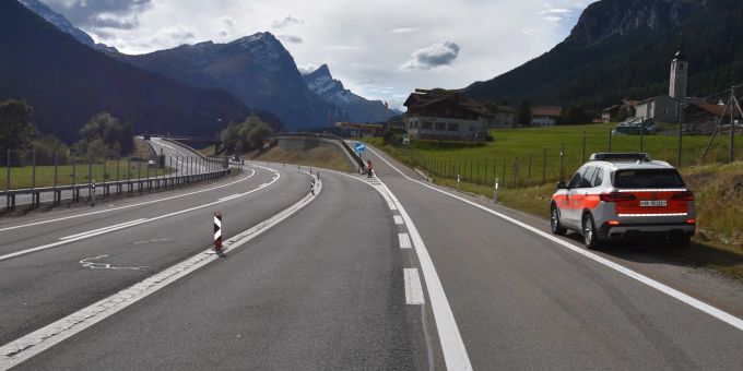 Graubünden - Fahrunfähige Autofahrerin (74) prallt in Trenninsel