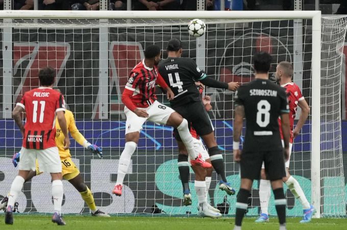 Liverpools Virgil van Dijk erzielt gegen Milan das 2:1. Champions League