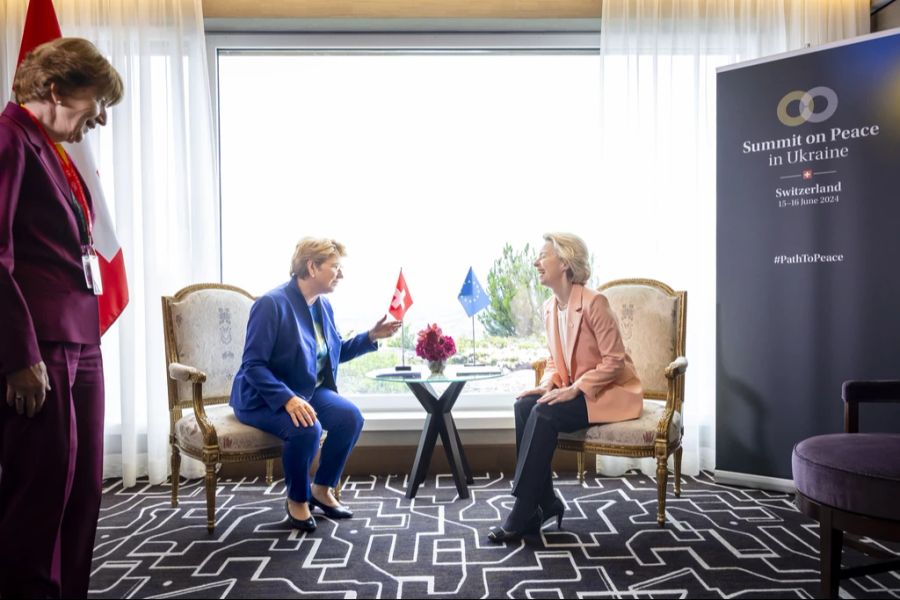 Bundespräsidentin Viola Amherd spricht mit EU-Kommissionspräsidentin Ursula von der Leyen während der Bürgenstock-Konferenz zur Ukraine, während Brigitte Hauser-Süess (links) zuschaut.