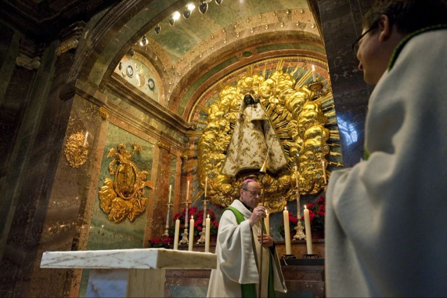 schwarze madonna zieht