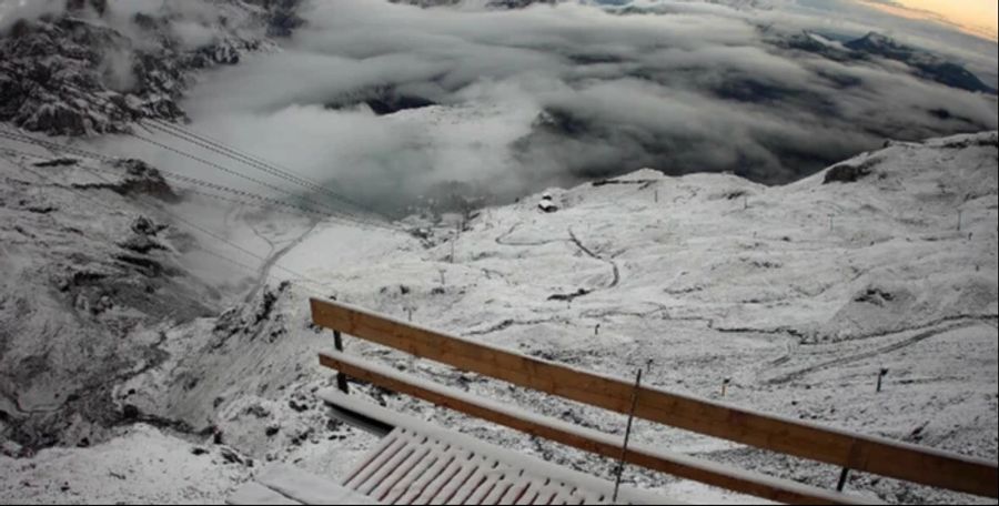 Auf dem Titlis bei der Station Stand (2450m) liegt Schnee.