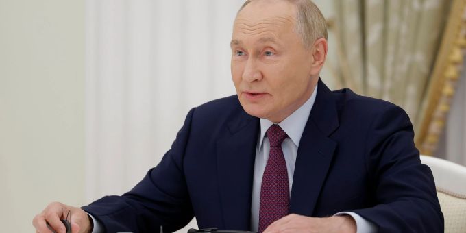 Der russische Präsident Wladimir Putin hat im Krieg gegen die Ukraine immer wieder auf das Abschreckungspotenzial seiner Atomwaffen hingewiesen und passt nun die entsprechende Dokumente an. Der russische Präsident Wladimir Putin hat im Krieg gegen die Ukraine immer wieder auf das Abschreckungspotenzial seiner Atomwaffen hingewiesen und passt nun die entsprechende Dokumente an.