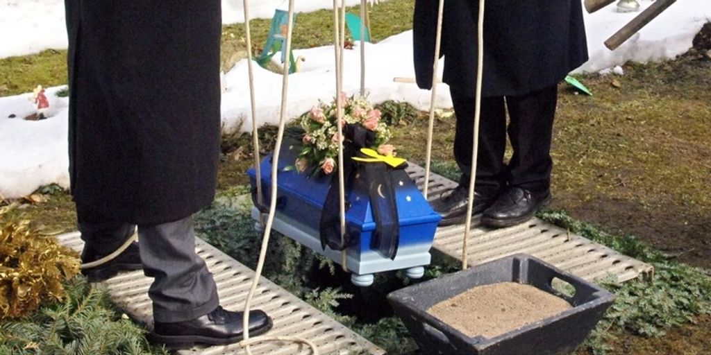 死亡宣告された赤ちゃんが棺の中で移動
