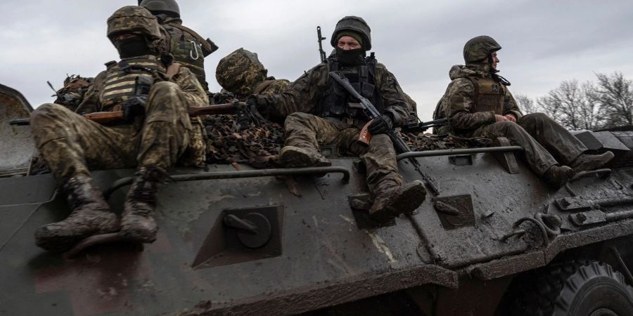 Ukrainische Soldaten auf dem Weg zur Front. (Archivbild)