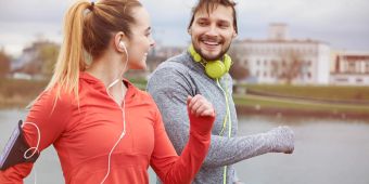 Mann und Frau gemeinsam beim Laufen