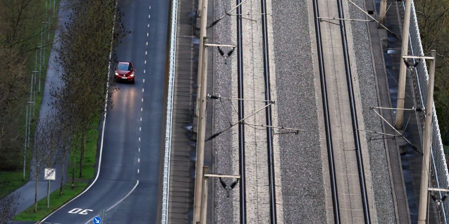 Das Auto bleibt in den nächsten Jahren das dominierende Verkehrsmittel. (Archivbild)