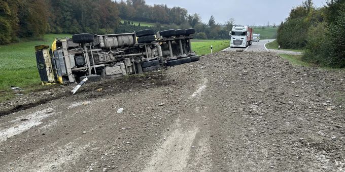 Rottenschwil AG - Muldenkipper verliert Kontrolle und kippt – Chaos