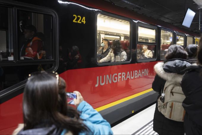 Wegen gelösten Steinen im Tunnel wurde die Jungfraubahn stundenlang lahmgelegt. (Archivbild) Jungfraubahn Reisende