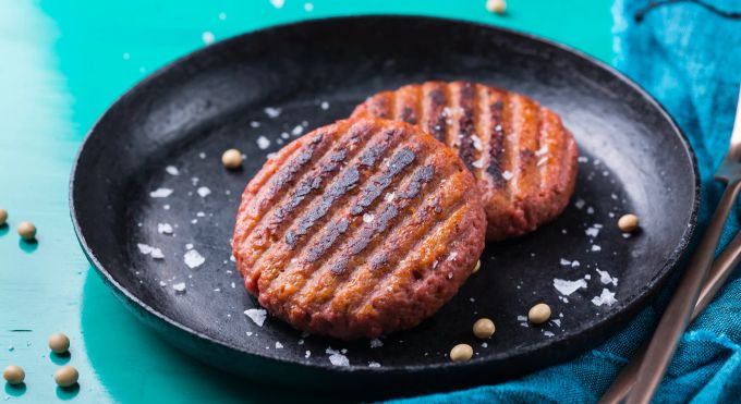 Vegan oder Fleischburger? Wie wir uns ernähren, führt oft zu hitzigen Diskussionen. Burger vegan