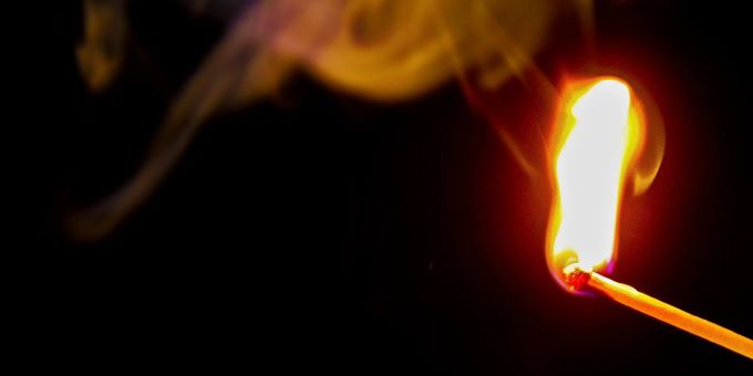 Ein Mann legte in Zürich aus Eifersucht ein Feuer in der Wohnung seiner Ex-Freundin. (Symbolbild) Feuer legen.