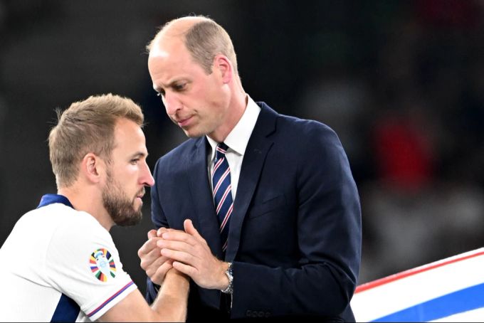 EM-Final Spanien vs. England: Englands Harry Kane (l) nimmt nach der Niederlage den Trost von William, Prinz von Wales, entgegen. (Archivbild) William, Prinz von Wales