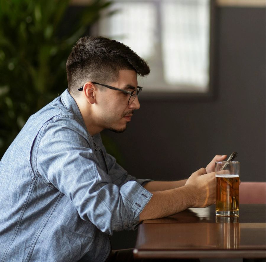 «Viele starren sogar während dem Date in ihre Handys und schweigen», sagt er. (Symbolbild)