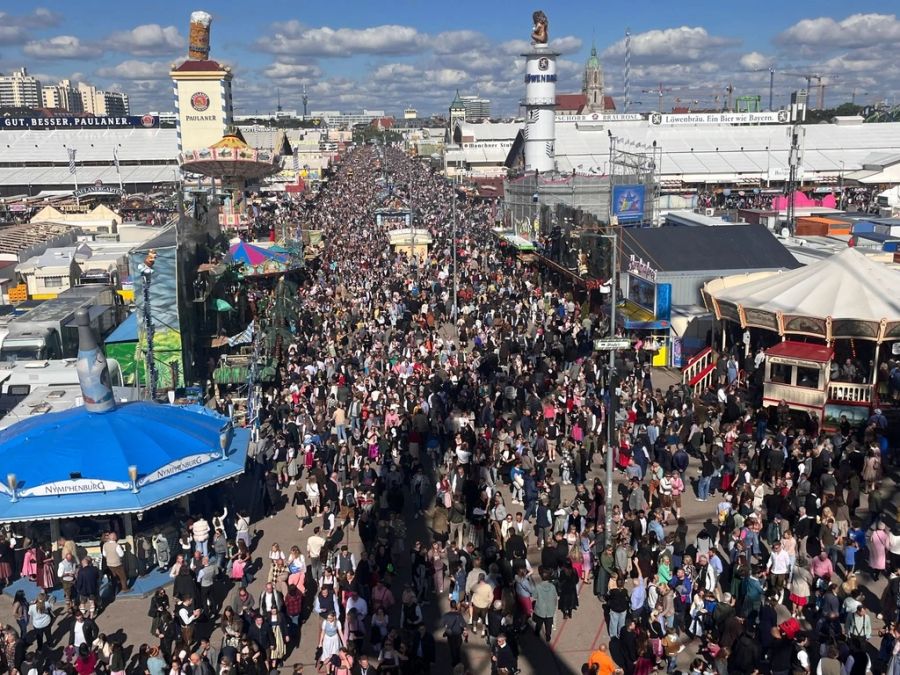 Jedes Jahr besuchen Millionen an Menschen das Oktoberfest. So sollen dieses Jahr bis und mit Sonntag bereits über drei Millionen Gäste auf der Wiesn gewesen sein.