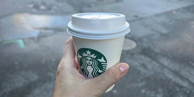 Ungewohnt: Den Cappuccino oder Latte verkauft Starbucks nun auch im kleinen Café-crème-Becher – für sechs Franken. starbucks