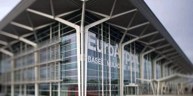 Die Busse sind oft sehr voll, weil viele Reisende den Bus zum Euro-Airport nehmen. (Archivbild) Euro Airport