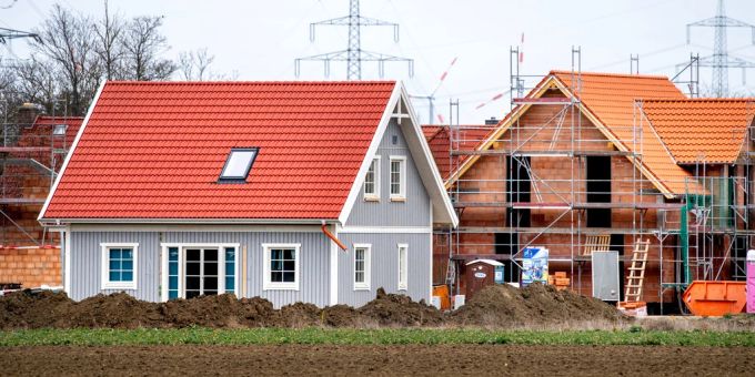 Gegen kleinere Wohnbauprojekte im Baugebiet sollen Verbände künftig nicht mehr Beschwerde führen dürfen. (Symbolbild) Neubaugebiet Häuser Hausbau