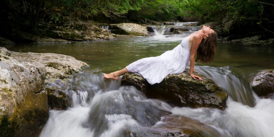 frau in weissem kleid, fluss