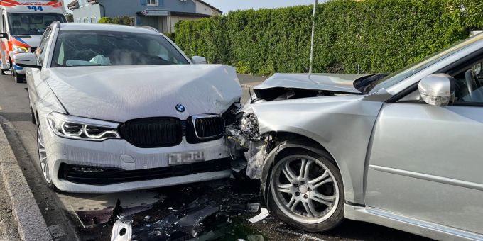 Bei der Kollision wurden zwei Autofahrerinnen verletzt. Autofahrerinnen verletzt