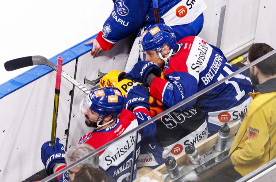 ZSC-Topscorer Denis Malgin verletzt sich im ersten Drittel und wird im zweiten auf der Bank getröstet.