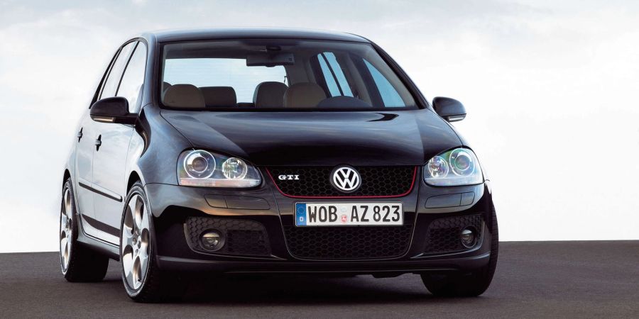 Comeback und bis zu 230 PS. Mit einer Studie der fünften Golf GTI-Generation leitet Volkswagen im September 2003 auf der IAA ein grandioses Comeback des Klassikers ein.