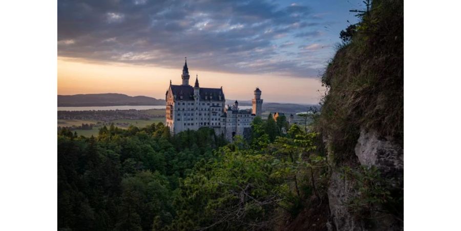 Und: Das Schloss Neuschwanstein limitiert den Zugang zum historischen Gebäude.