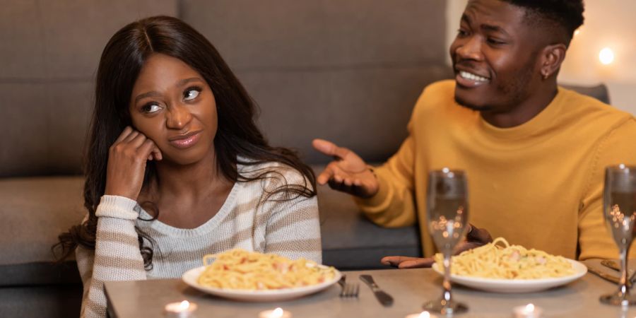 schwarze frau, schwarzer mann beim date