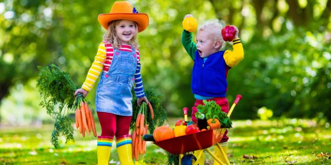 Kinder bei Gartenarbeit