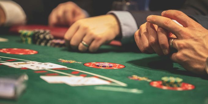 Hände von Männern, die im Casino am spielen sind. (Symbolbild) Bild aus einem Casino