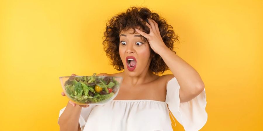 Frau Schrei Schock Salatschüssel gelber Hintergrund