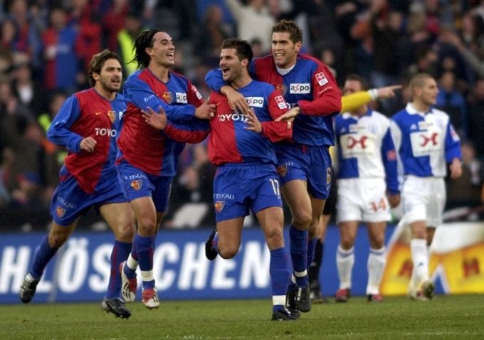 Hakan Yakin (vorne links) jubelt im Dress des FC Basel mit Mario Cantaluppi und Beni Huggel. Hinten links: Julio Hernan Rossi. Hakan Yakin