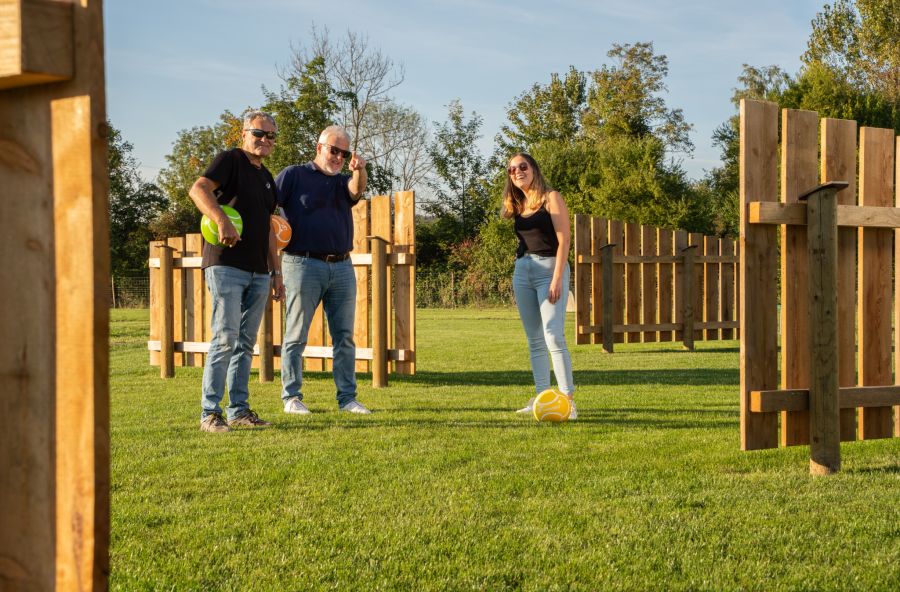 Kennen Sie Fussballgolf? Bei diesem Spiel wird ein Fussball durch oder über Hindernisse gespielt und in ein Loch versenkt. Es gewinnt, wer am wenigsten Schüsse benötigt. Ein Outdoor-Erlebnis, das Gross und Klein gleichermassen begeistert.