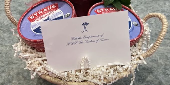 Die Moderatorin erzählt von einem Geschenk, das sie von Meghan erhalten hat – dort unterschreibt diese mit dem Titel «Ihre Königliche Hoheit». Meghan Markle Prinz William