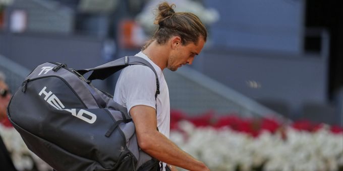 Alexander Zverev verliert den Platz nach seiner Niederlage gegen Francisco Cerundolo. Alexander Zverev