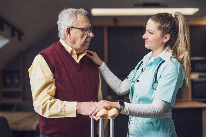 Angehörige werden durch die Pflege entlastet. Betreutes Wohnen