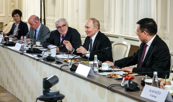 Beim St. Petersburger Internationalen Wirtschaftsforum regte Putin Gespräche mit westlichen Politikern an, zu seinen Bedingungen. Putin Gespräche