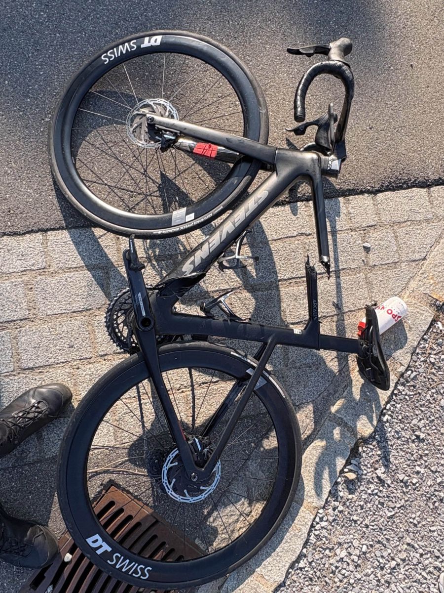 Der Velofahrer wurde bei der Kollision verletzt.