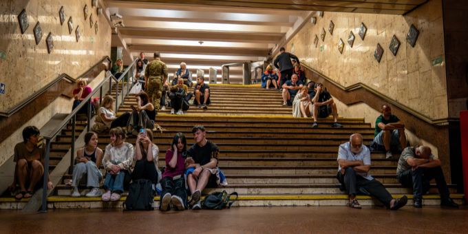 In Kiew müssen die Leute wegen Drohnenangriffen immer wieder flüchten - wie hier am Freitag, 6. Juni 2025 in eine Metrostation.