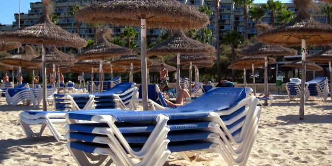 An den Stränden von Palma auf Mallorca stehen künftig weniger Liegestühle und Sonnenschirme. Liegestühle Sonnenschirme